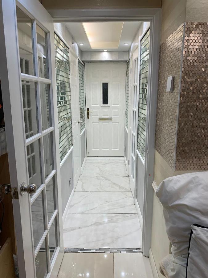 Air Conditioned Modern Double Bed Room With Private Attached Bathroom - Free Parking - Near London Heathrow Airport & Southall Broadway Ngoại thất bức ảnh
