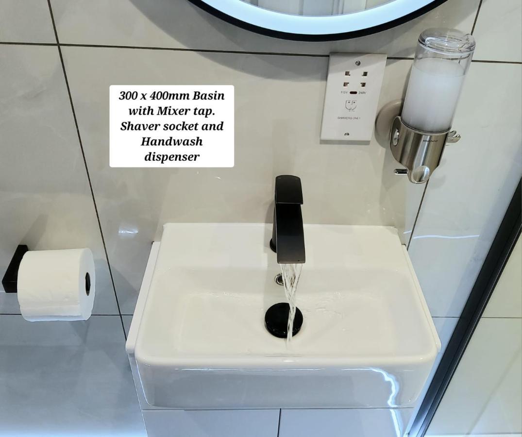 Air Conditioned Modern Double Bed Room With Private Attached Bathroom - Free Parking - Near London Heathrow Airport & Southall Broadway Ngoại thất bức ảnh