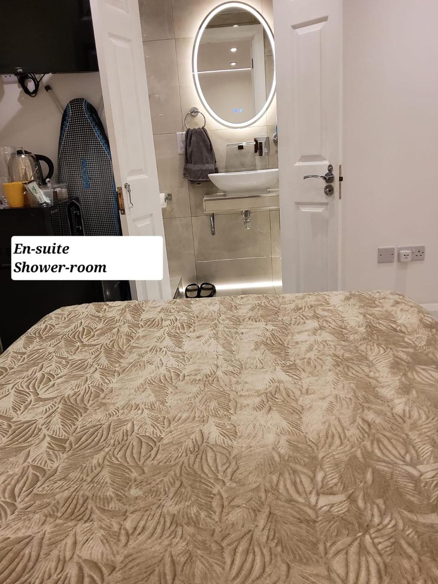 Air Conditioned Modern Double Bed Room With Private Attached Bathroom - Free Parking - Near London Heathrow Airport & Southall Broadway Ngoại thất bức ảnh